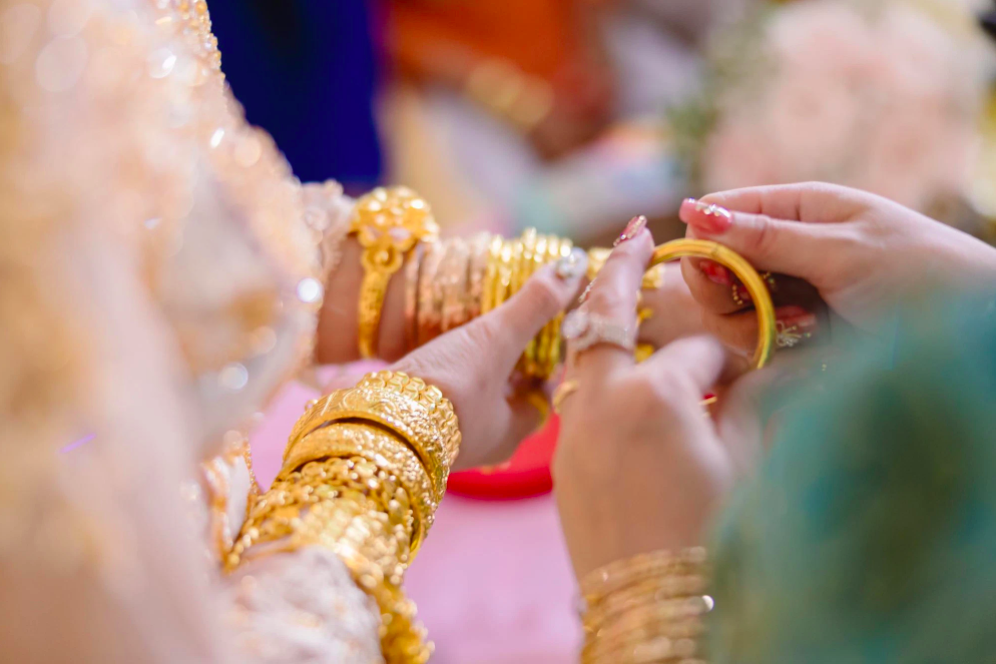 Đi hỏi vợ 10 cây vàng, chàng trai bị nhà gái hủy cưới, còn dùng vàng được tặng gả con cho người khác