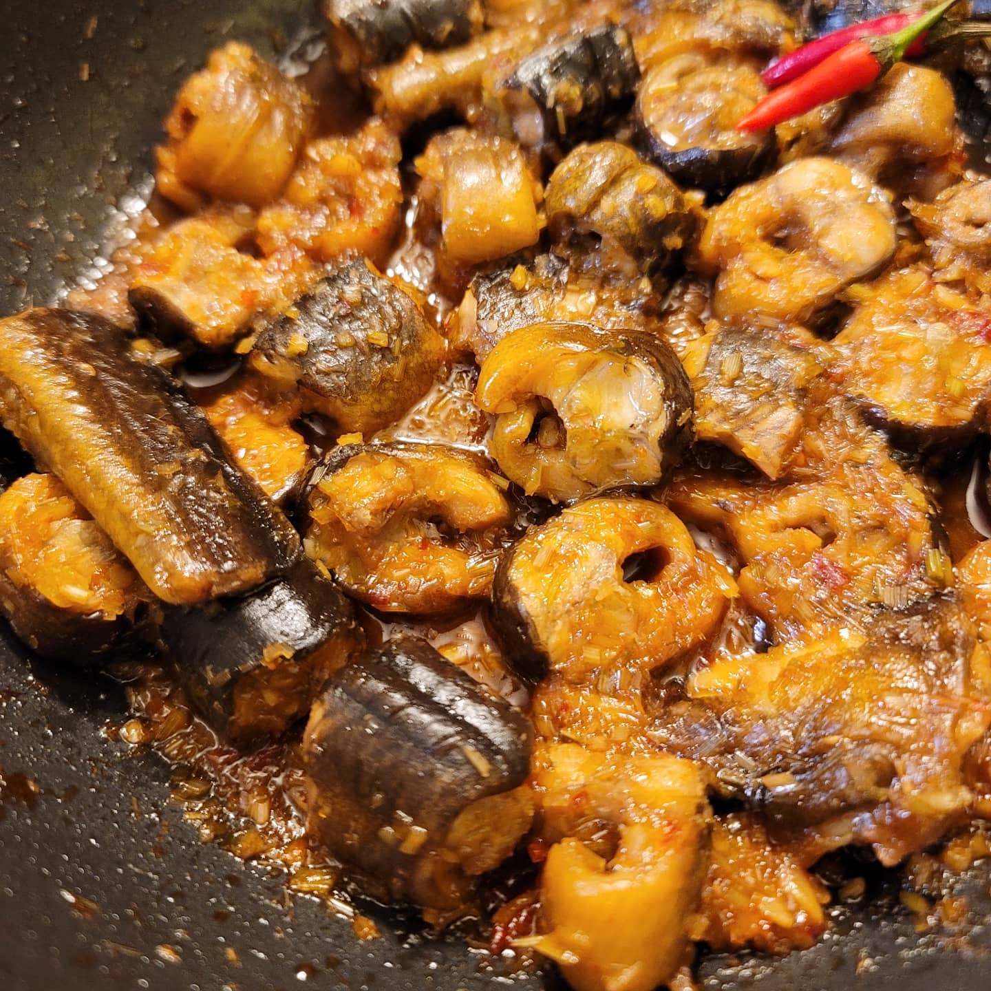 Cách làm lươn kho sả ớt đậm đà, mát trời ăn kèm cơm trắng là ngon "đỉnh"