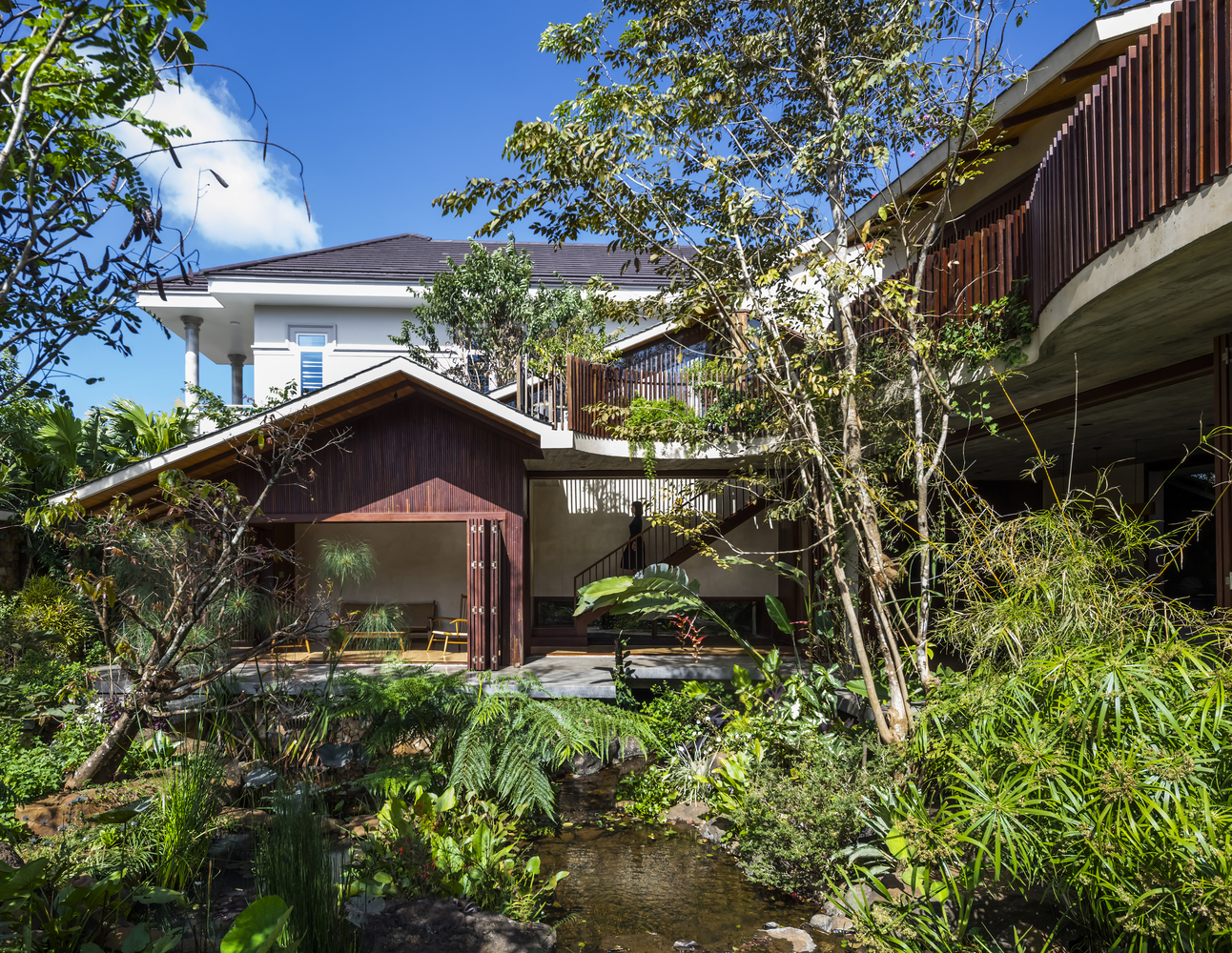 BMT House, ngôi nhà xanh mát như giữa núi rừng mà vẫn tiện nghi của cặp vợ chồng trẻ ở Buôn Mê Thuột