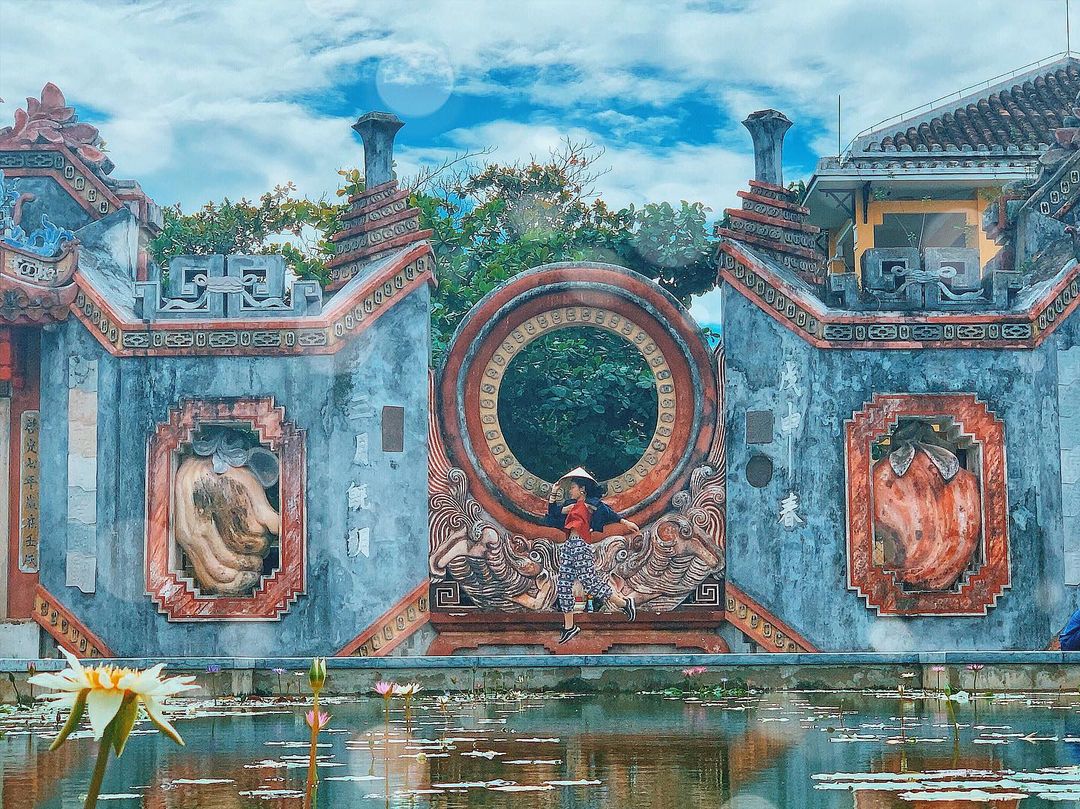 Cổng chùa Bà Mụ, di tích trăm tuổi, cứ đứng vào là có ảnh đẹp ở Hội An