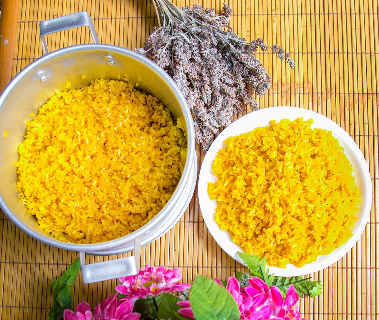 Xôi bjoóc phón, món xôi vàng rực trong mâm cỗ cúng Thanh Minh của người Cao Bằng