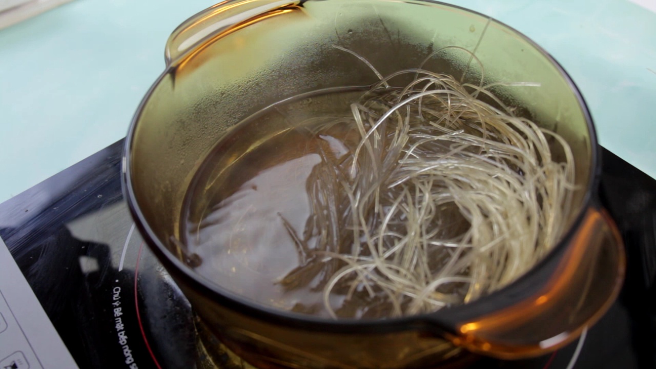 Ngâm miến, bỏ thêm thứ này vào nước thì miến mới nhanh mềm mà sợi dai