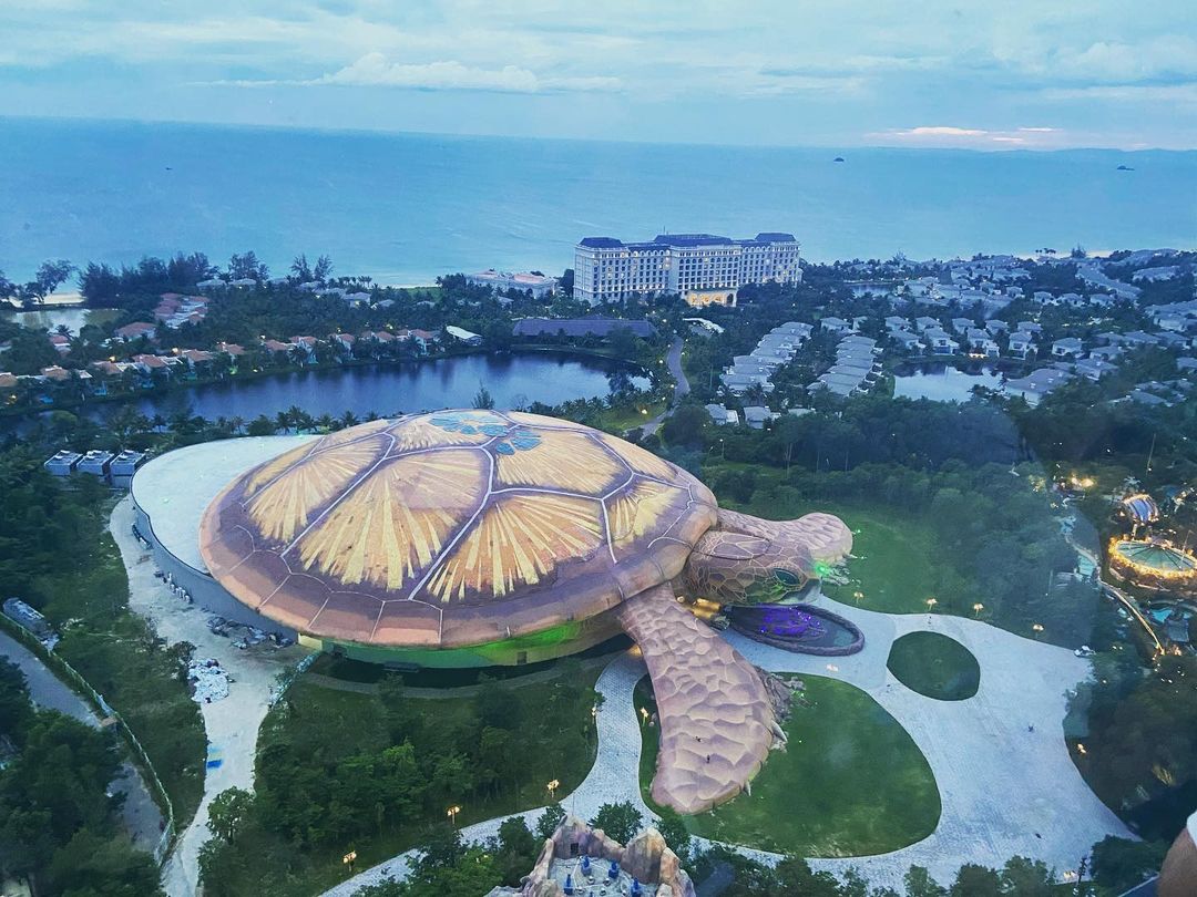 Cung điện Hải Vương tại VinWonders Phú Quốc nổi bật với hình ảnh chú rùa đang bò bên bờ biển. - Ảnh: mamdory2907