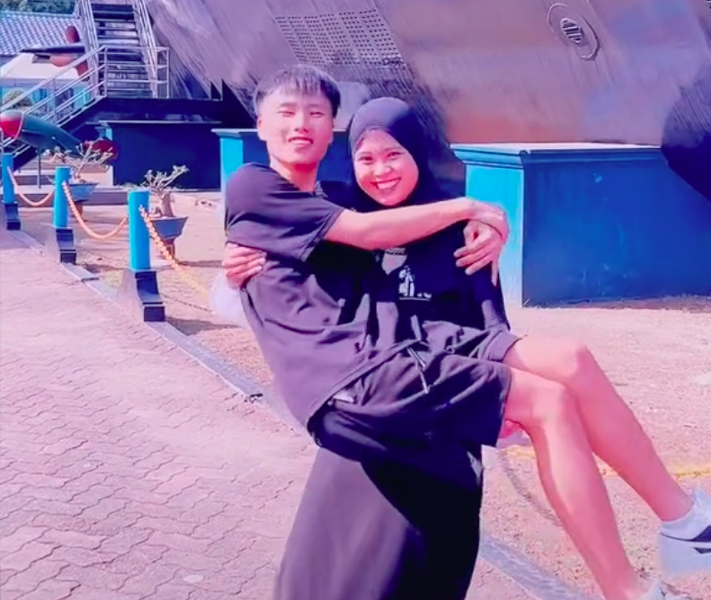 Vidhia bế bổng Đạt Villa, tuyên bố "sắp sang Việt Nam", chính thức phủ nhận tin đồn chia tay