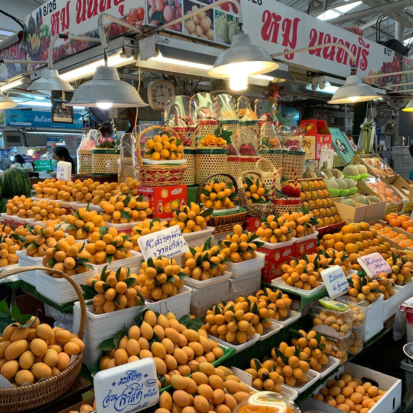 Chợ Or Tor Kor nổi tiếng với các loại trái cây tươi ngon - Ảnh: dkalayanee