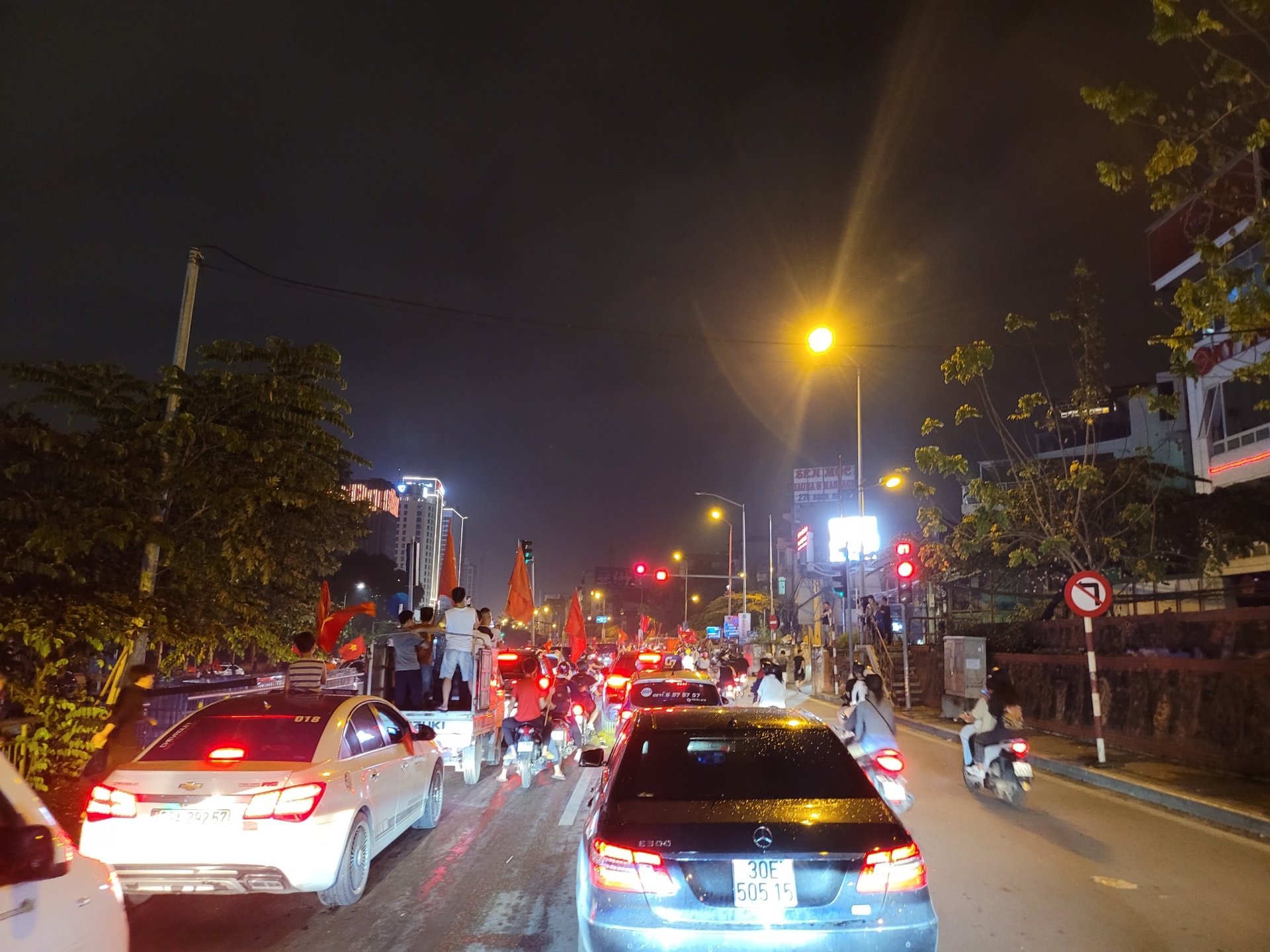 Người dân 3 miền đổ xuống đường ăn mừng chiến thắng kép của Việt Nam tại SEA Games 31 - Ảnh 1