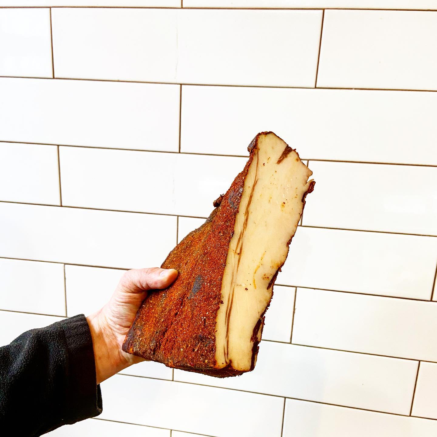 Salo, món mỡ muối, nhìn thì ngấy nhưng ăn ngon miễn bàn của người Nga - Ảnh 1