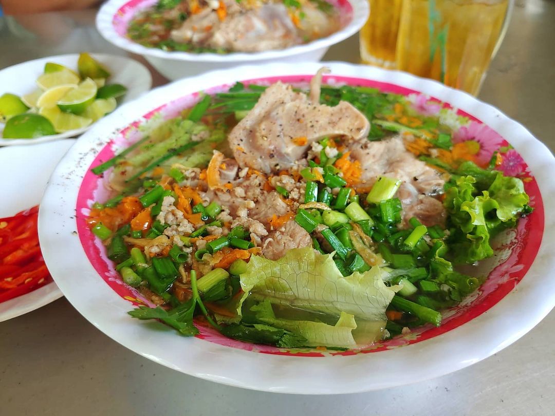 Hủ tiếu Mỹ Tho, món đặc sản hấp dẫn với phần topping đầy ú ụ của Tiền Giang - Ảnh 1