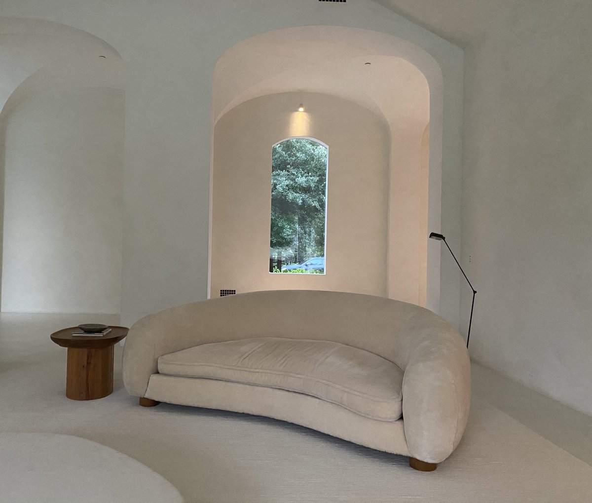 BST ghế đắt đỏ nhà sao: Kai (EXO) chi 1,3 tỷ sắm sofa, choáng nhất là chiếc ghế bằng giá xe Maybach - Ảnh 1