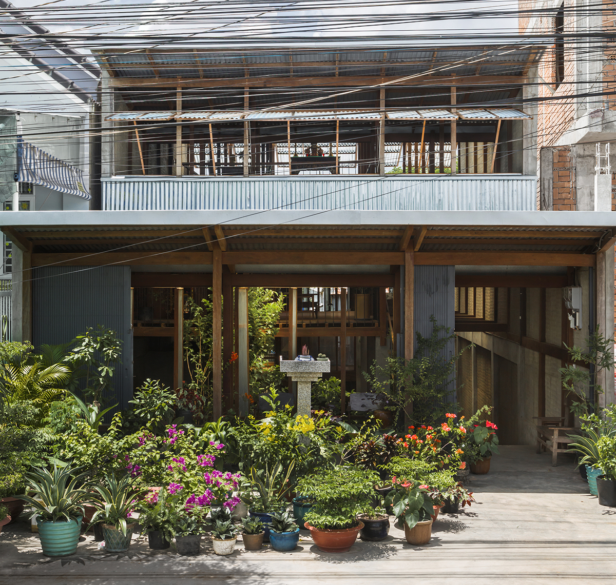 Ngôi nhà bằng tôn vừa bảo lưu truyền thống vừa viết tiếp hiện đại ở Châu Đốc khiến báo Tây trầm trồ