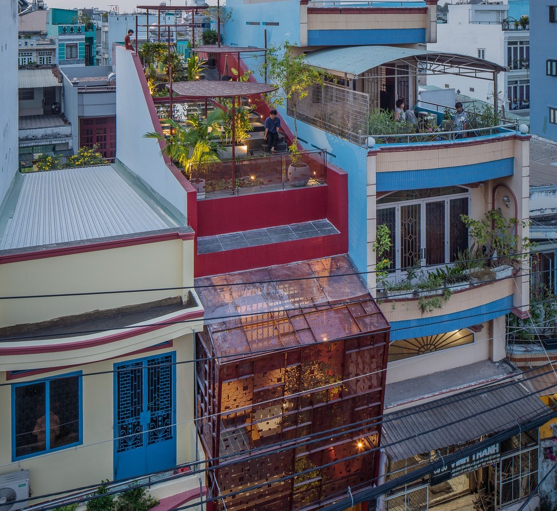 Ngôi nhà ống mặt tiền hoa thép với khu vườn sân thượng rất xinh con gái xây tặng mẹ ở Sài Gòn