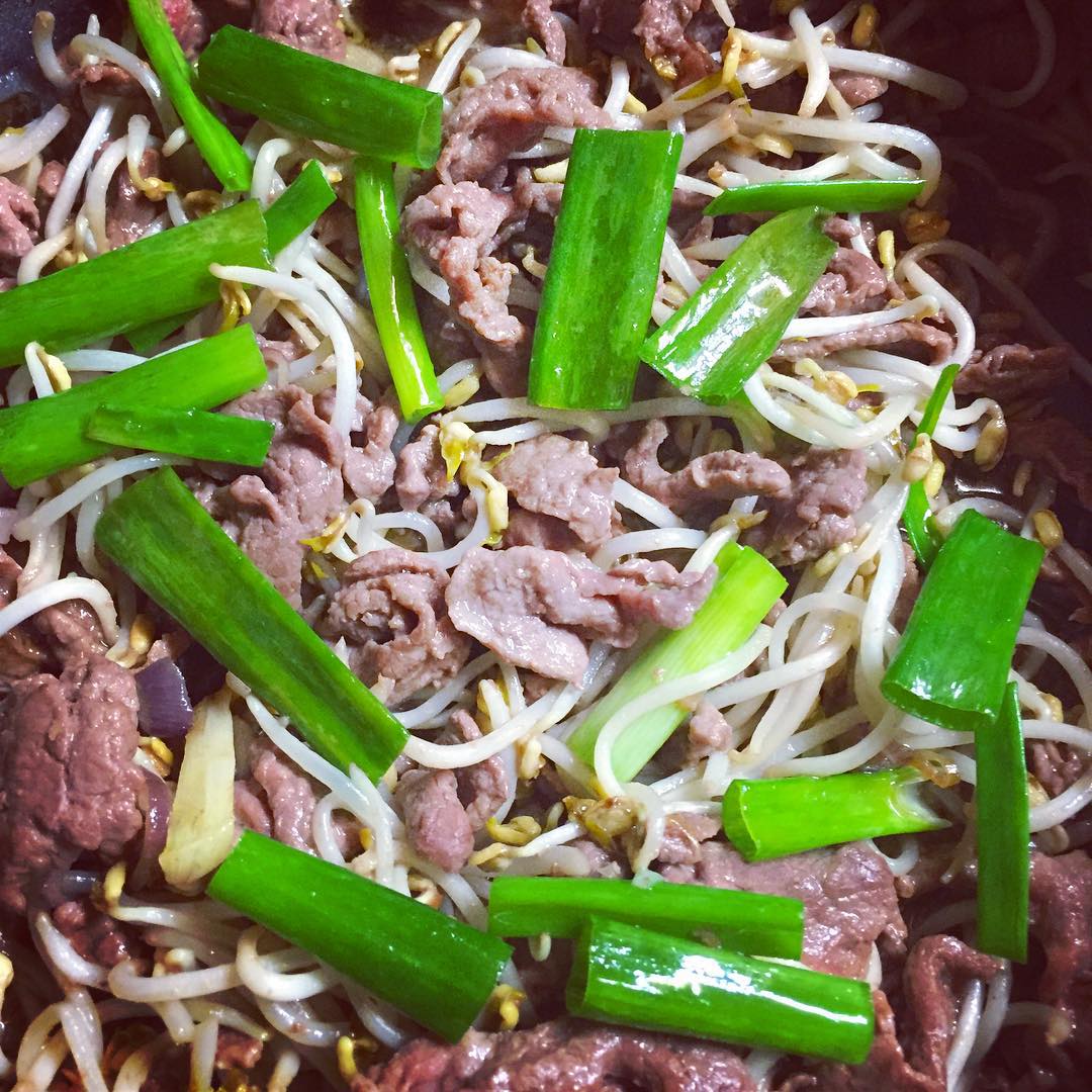 Cách làm giá xào thịt bò giòn ngon, mềm ngọt cho những ngày bận rộn - Ảnh 1