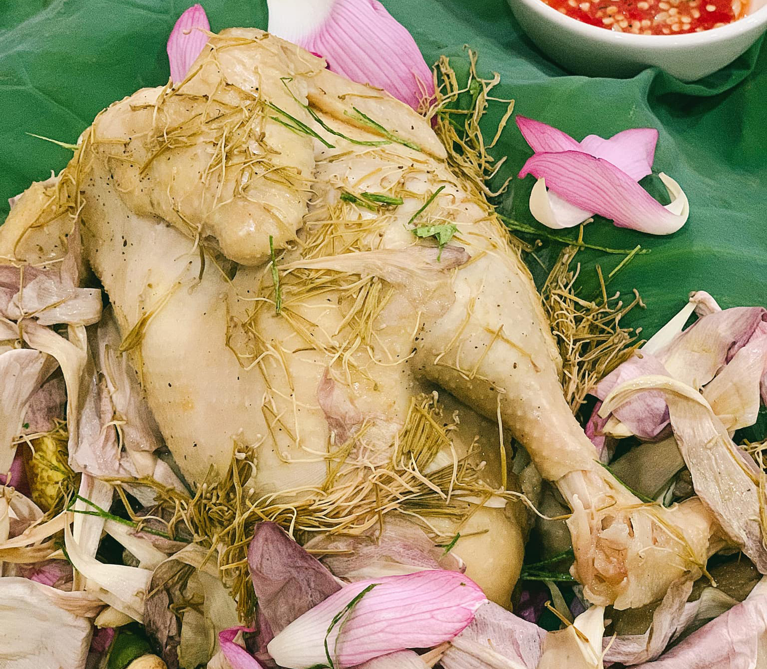 Cách làm gà hấp sen đẹp mắt, thịt gà mềm ngọt thơm ngát hương sen, sắp mâm cỗ cả họ đều khen