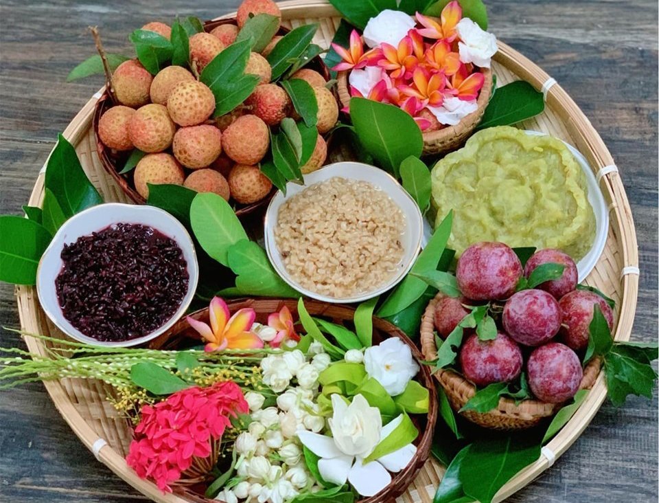 Tết Đoan Ngọ 2022, những mâm cúng đủ rượu nếp, trái cây, hoa tươi dù nửa triệu vẫn đắt khách