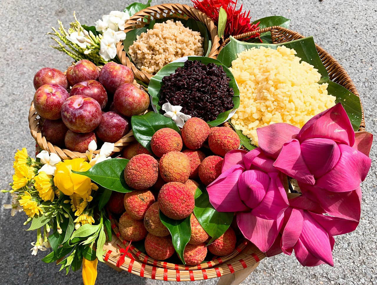 Những set đồ cúng Tết Đoan Ngọ lạ mắt, dù có giá đắt đỏ vẫn được nhiều người săn đón - Ảnh 1