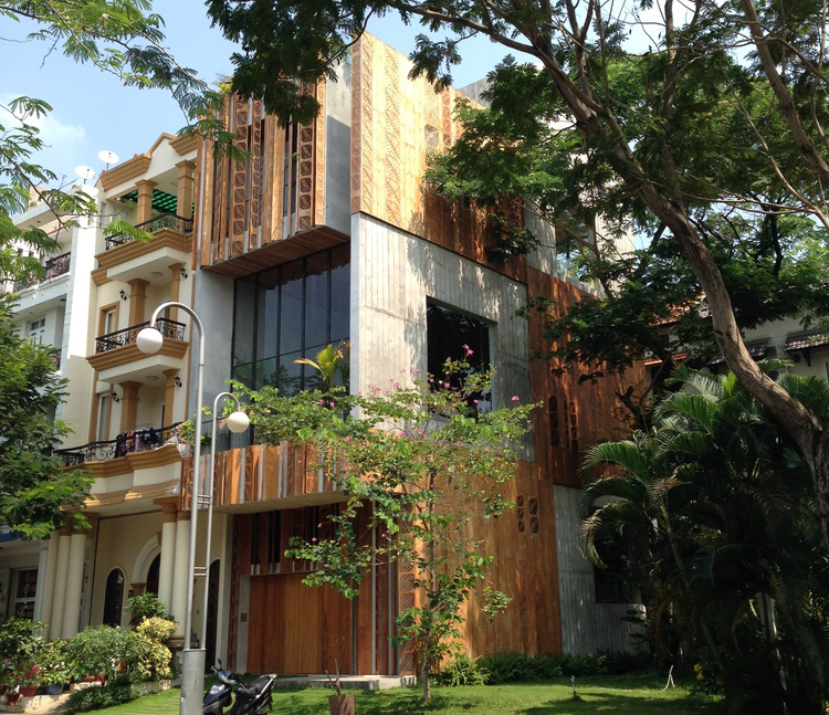 Thông House, ngôi nhà trang trí bằng hàng trăm chiếc lá, khiêm tốn mà vẫn nổi bật ở Phú Mỹ Hưng