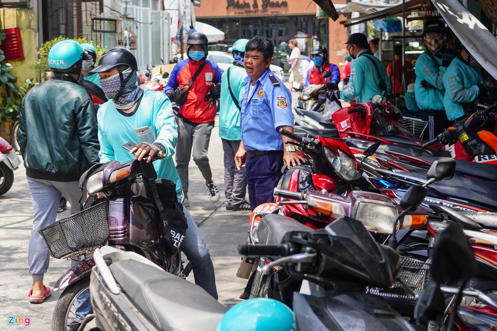 Tuyên bố hoàn tiền cho shipper khi khách không nhận đơn, 1 nhà hàng được netizen tìm tên để ủng hộ - Ảnh 1