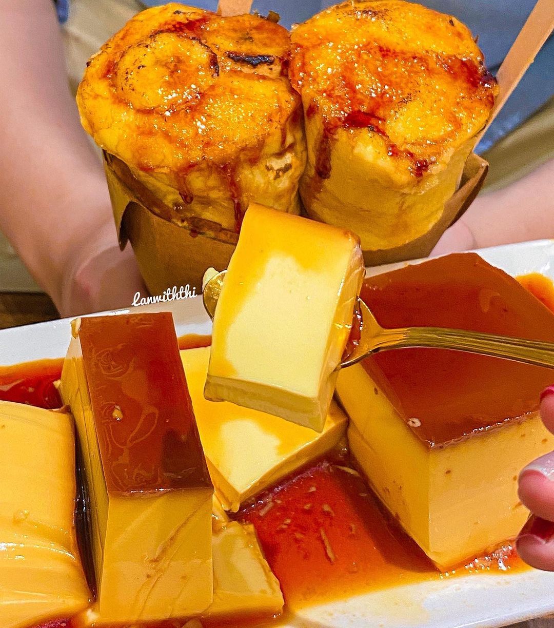Hộp flan nặng gần 1kg, mua 1 hộp là đủ cho 4,5 người ăn no ăn chán ở Sài Gòn