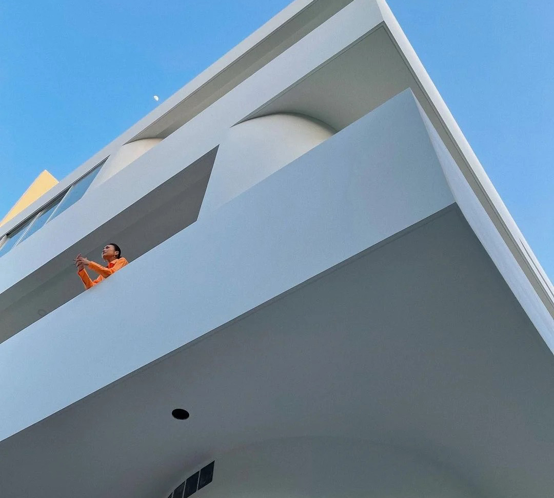 Choáng với biệt thự của Thanh Hằng: Bề ngoài bề thế như "pháo đài", trong lại tối giản không ngờ