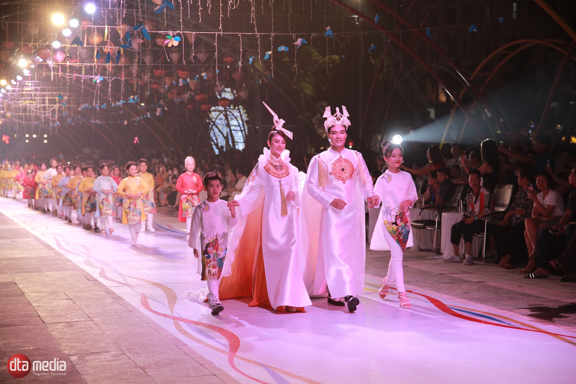 Mãn nhãn với màn biểu biễn áo dài đầy thần thái của hơn 200 mẫu nhí - Ảnh 1