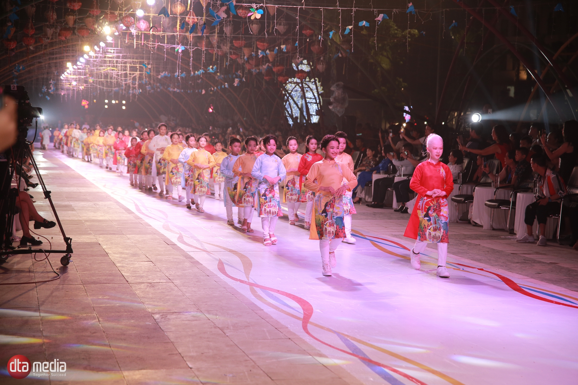 Mãn nhãn với màn biểu biễn áo dài đầy thần thái của hơn 200 mẫu nhí - Ảnh 2