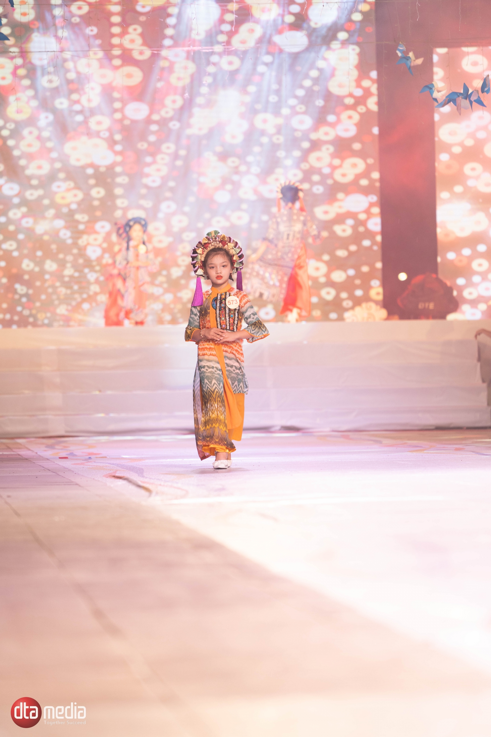 Mãn nhãn với màn biểu biễn áo dài đầy thần thái của hơn 200 mẫu nhí - Ảnh 1