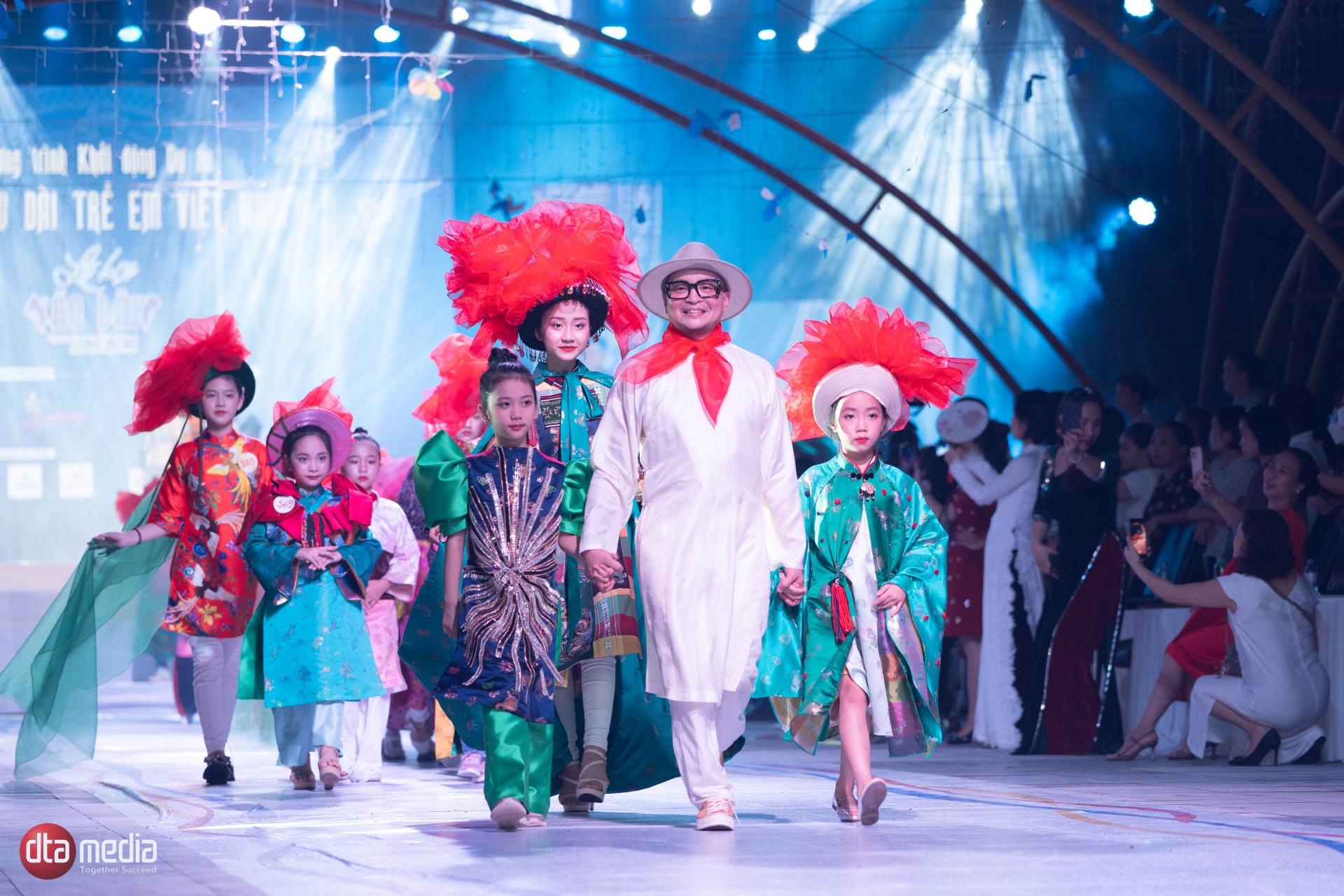 Mãn nhãn với màn biểu biễn áo dài đầy thần thái của hơn 200 mẫu nhí - Ảnh 1