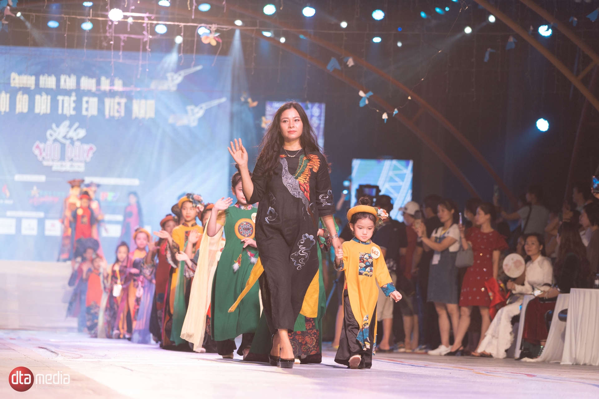 Mãn nhãn với màn biểu biễn áo dài đầy thần thái của hơn 200 mẫu nhí - Ảnh 2