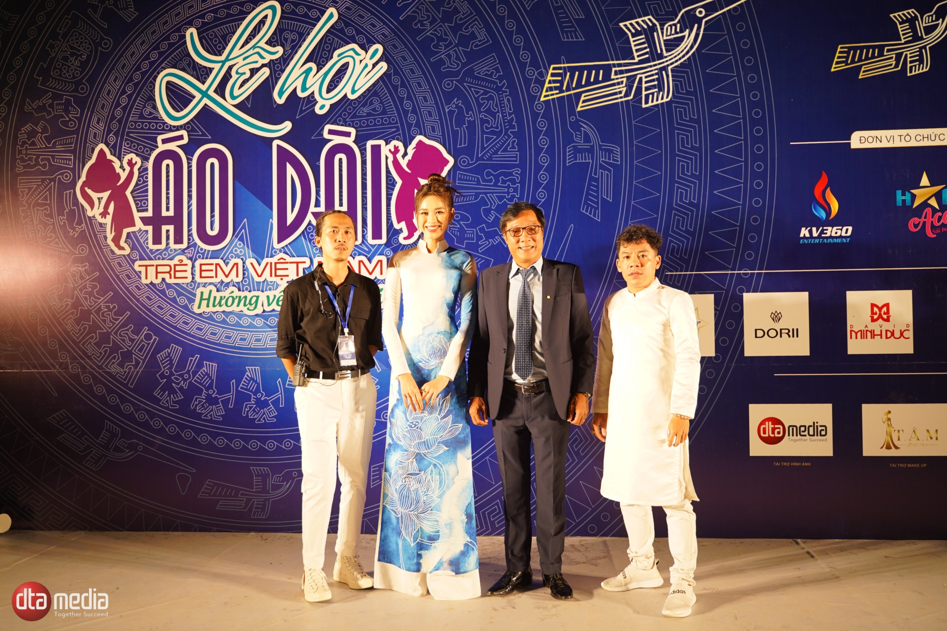 Mãn nhãn với màn biểu biễn áo dài đầy thần thái của hơn 200 mẫu nhí - Ảnh 1