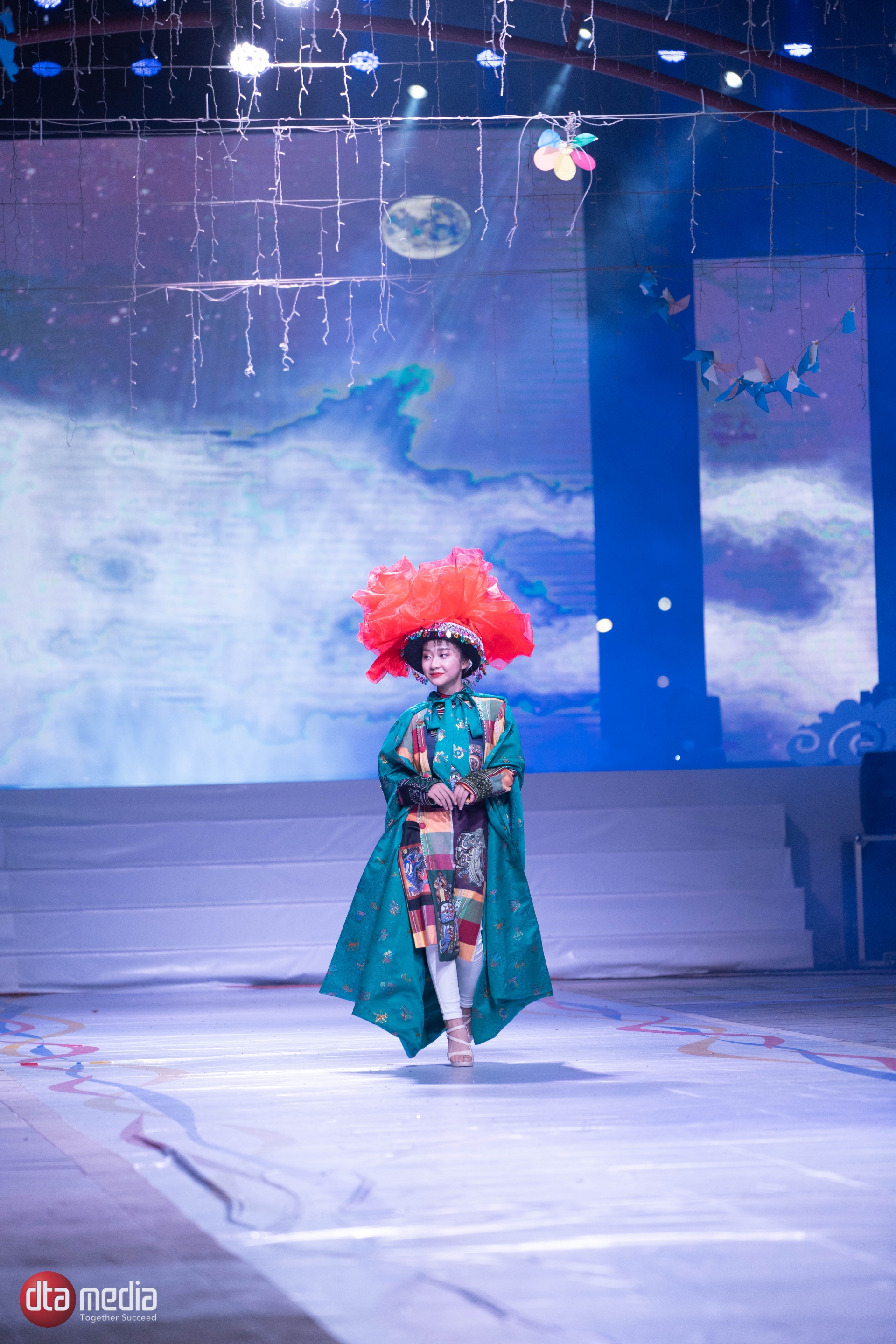 Mãn nhãn với màn biểu biễn áo dài đầy thần thái của hơn 200 mẫu nhí - Ảnh 2