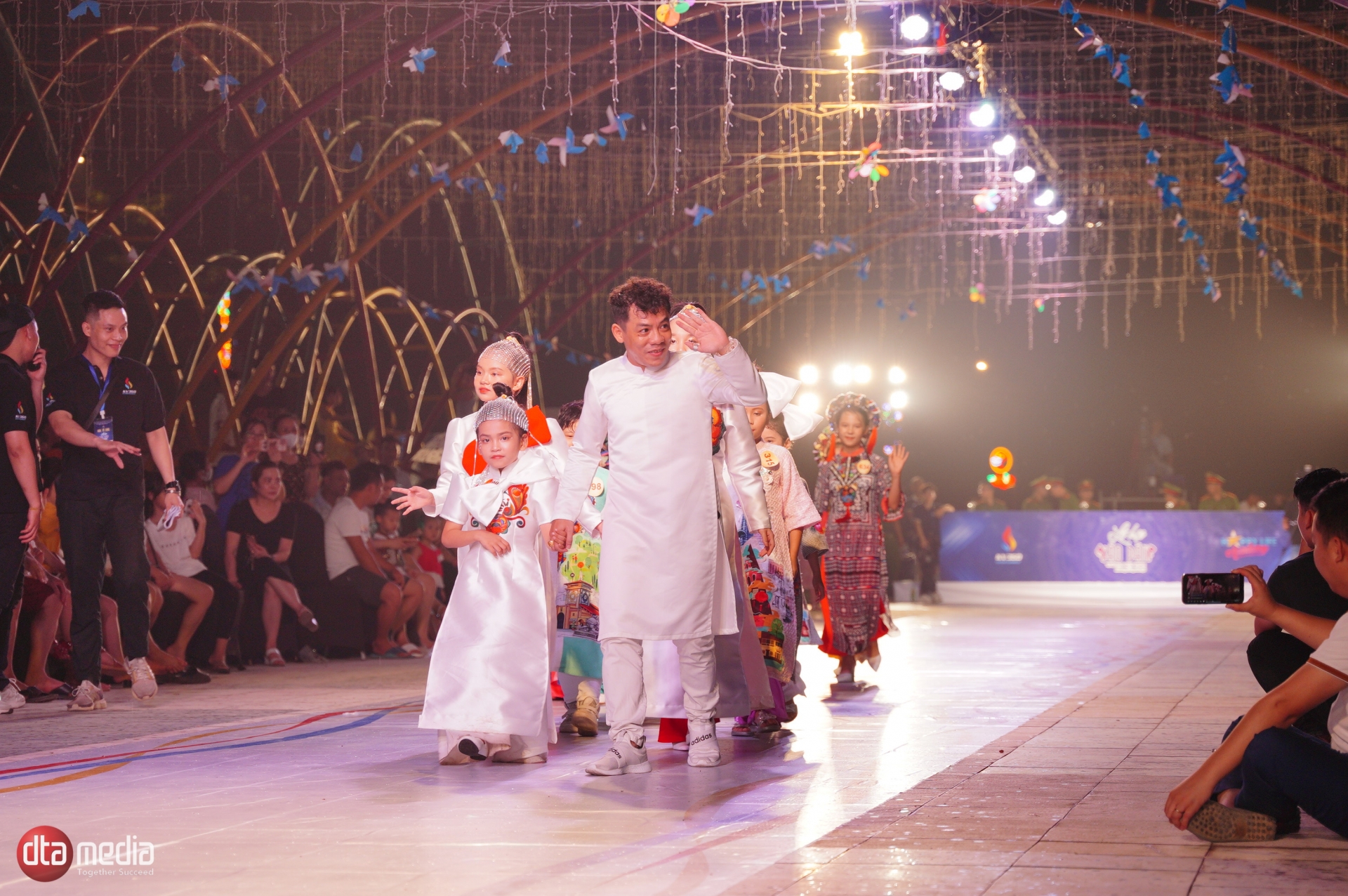 Mãn nhãn với màn biểu biễn áo dài đầy thần thái của hơn 200 mẫu nhí - Ảnh 4