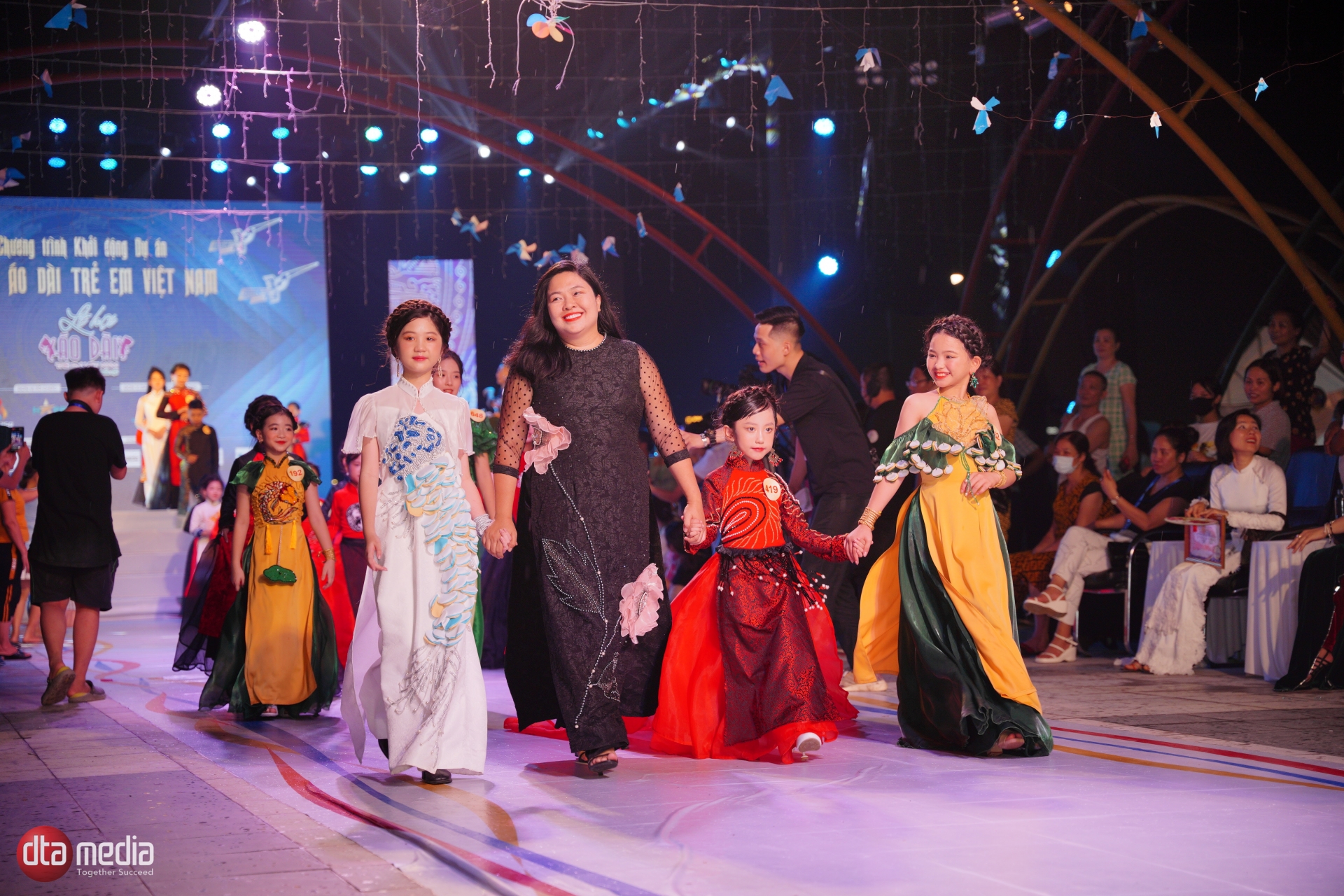 Mãn nhãn với màn biểu biễn áo dài đầy thần thái của hơn 200 mẫu nhí - Ảnh 5