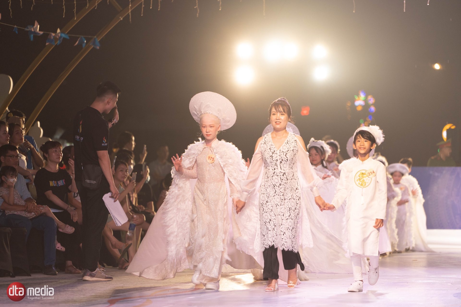 Mãn nhãn với màn biểu biễn áo dài đầy thần thái của hơn 200 mẫu nhí - Ảnh 1