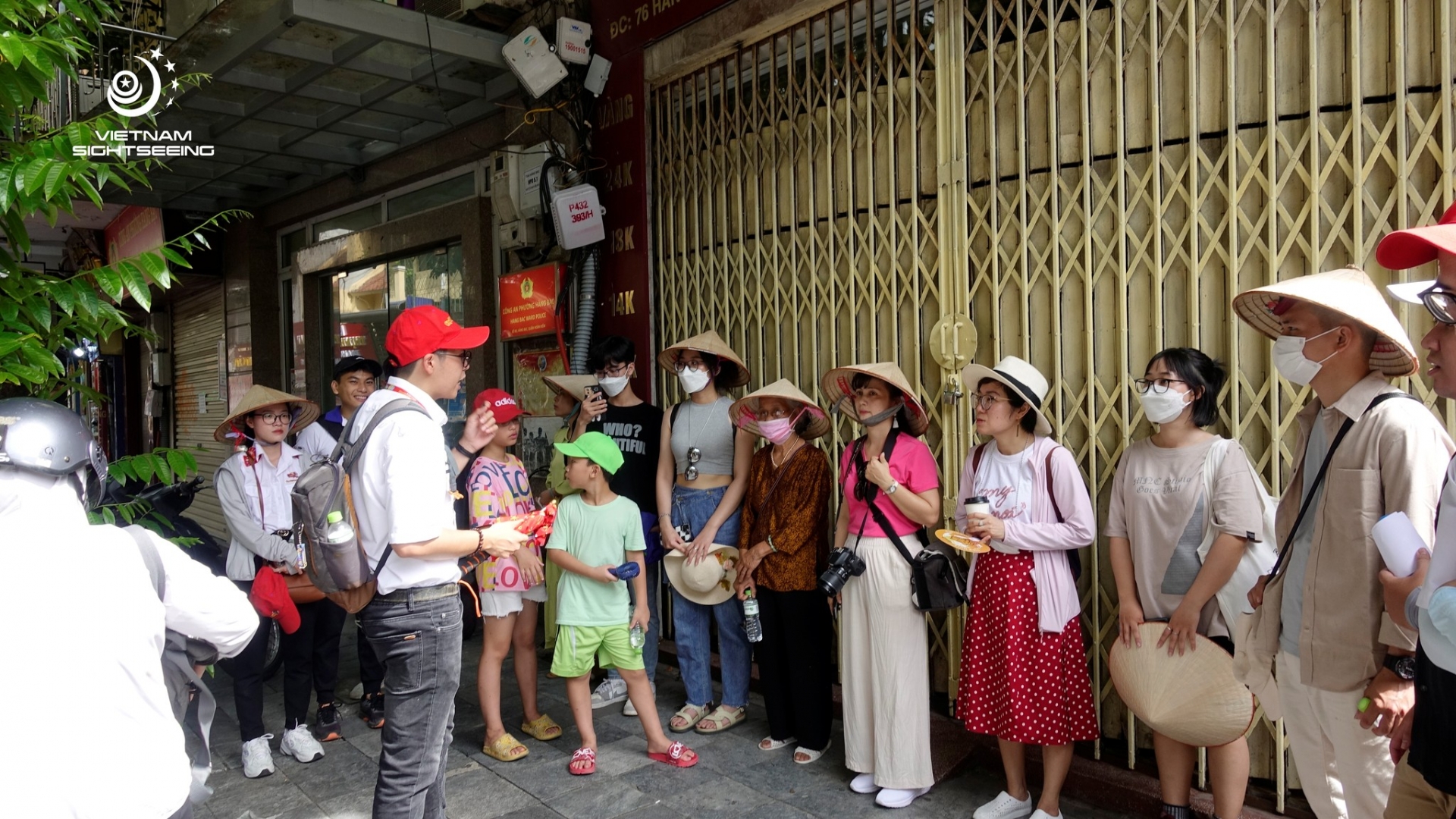 Khám phá Hà Nội bằng xe bus 2 tầng và đi bộ khám phá làng nghề truyền thống chỉ với 180 ngàn - Ảnh 1