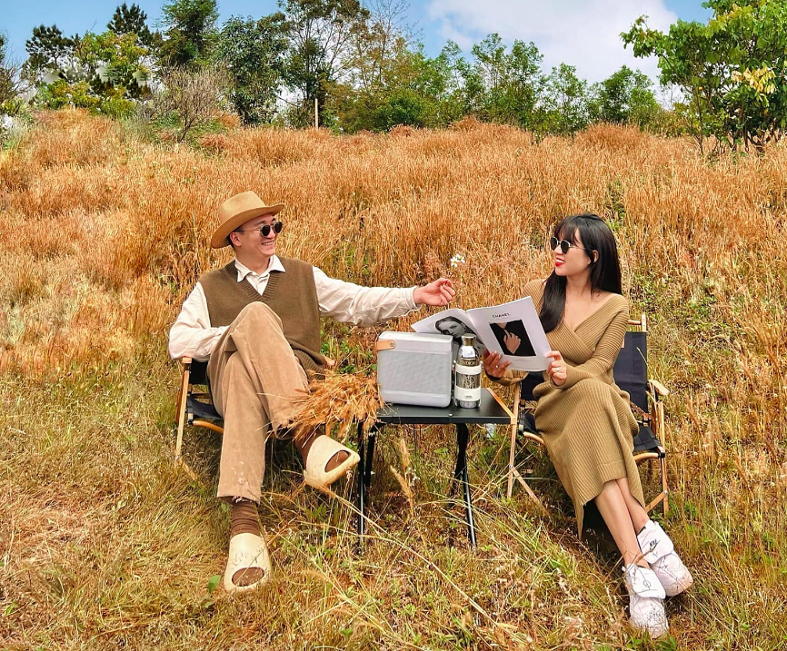 Cặp 9X xuyên Việt 36 ngày với 150 triệu, quyết chớp nhoáng nhưng mang đến 8 vali áo quần