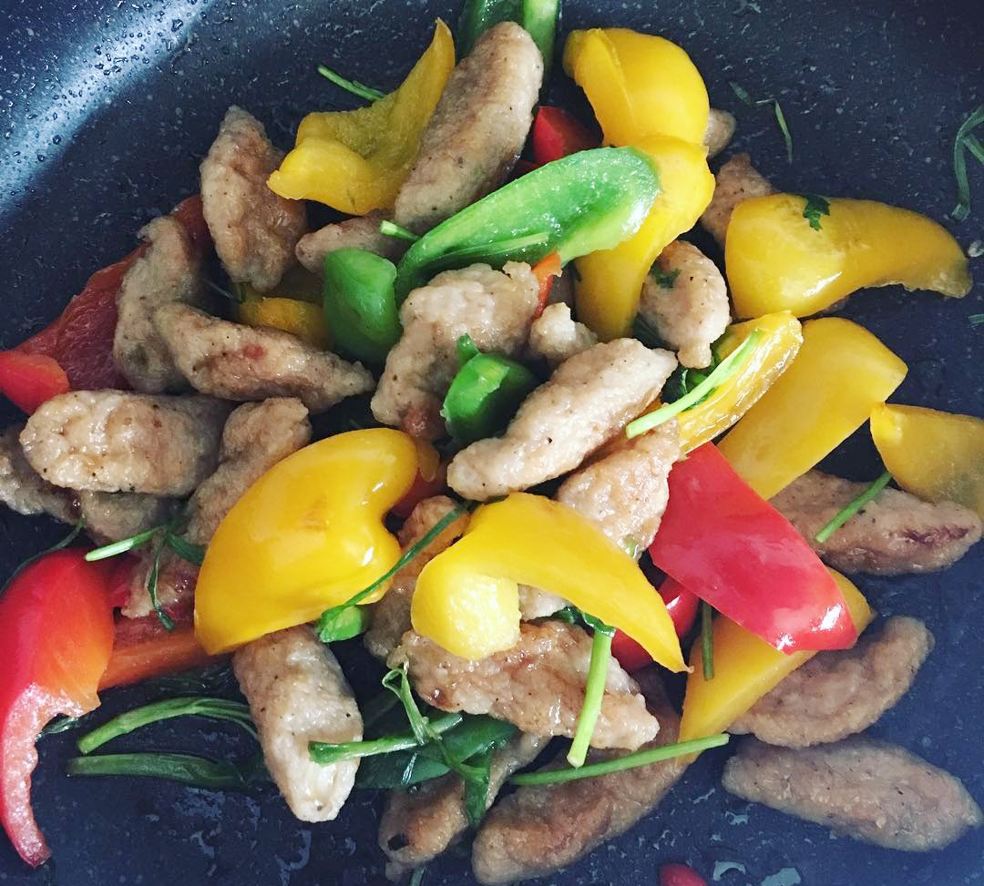 Cách làm chả cá xào ớt chuông, 15 phút cho ngay món mặn hao cơm