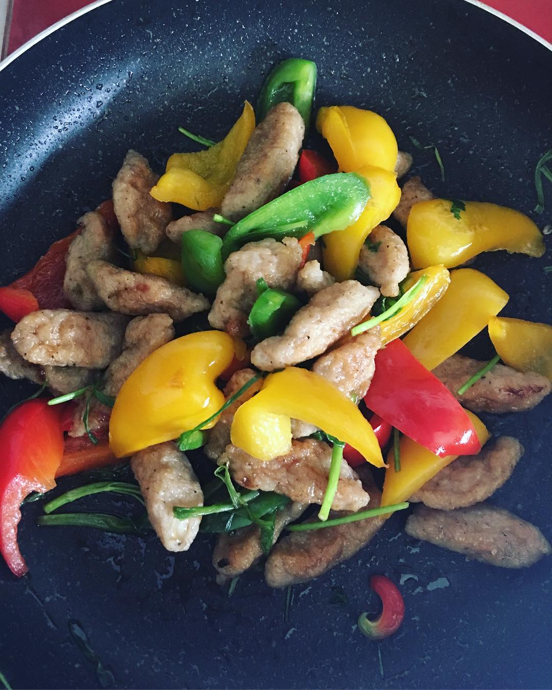 Cách làm chả cá xào ớt chuông đơn giản, đậm đà, bắt mắt mà không tốn thời gian - Ảnh 1