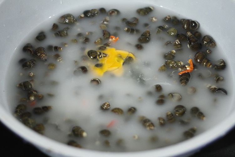 Ốc mua về rửa thế này đảm bảo sạch bong bùn đất, nước luộc trong veo