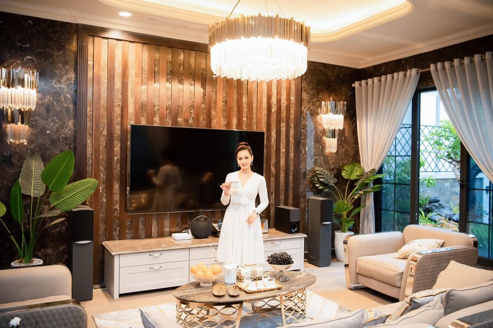 Biệt thự 2 triệu USD của Lã Thanh Huyền: Nội thất toàn đồ nhập khẩu, sang chảnh hết chỗ chê - Ảnh 1