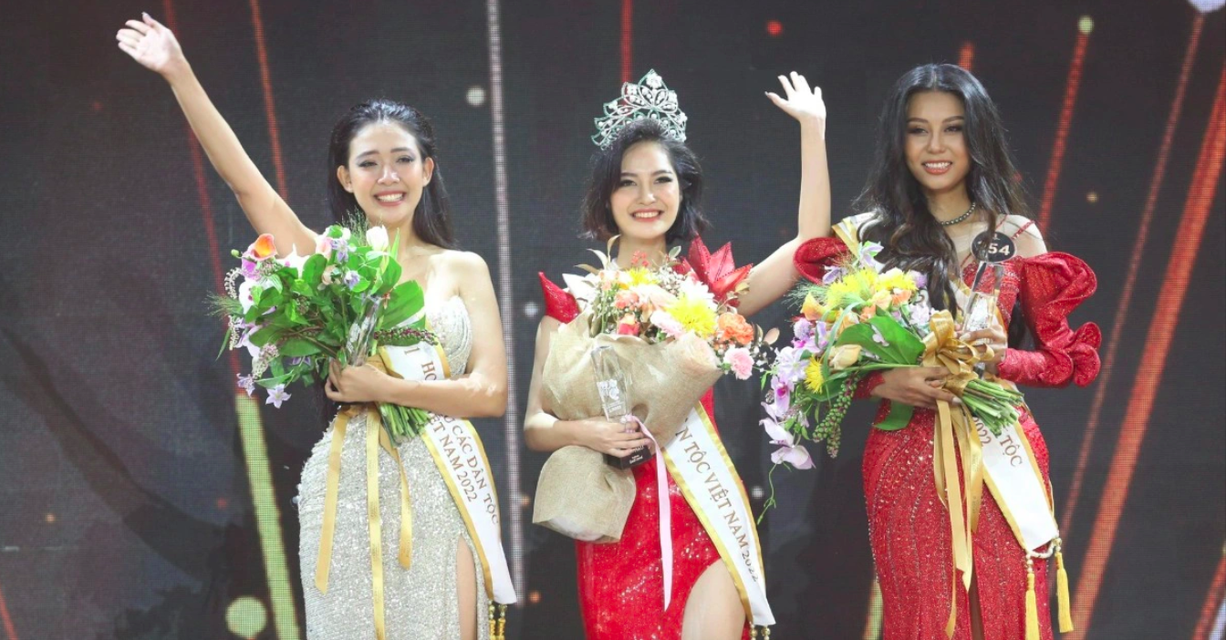 Á hậu 2 Thạch Thu Thảo khó xử, ngại ngùng khi lấy suất thi quốc tế của Hoa hậu Nông Thúy Hằng - Ảnh 1