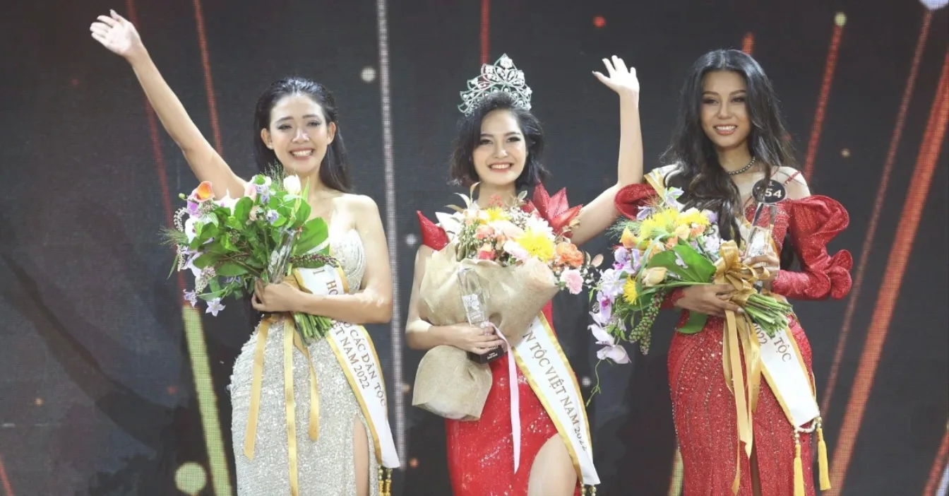 Á hậu 2 Thạch Thu Thảo khó xử, ngại ngùng khi lấy suất thi quốc tế của Hoa hậu Nông Thúy Hằng - Ảnh 1