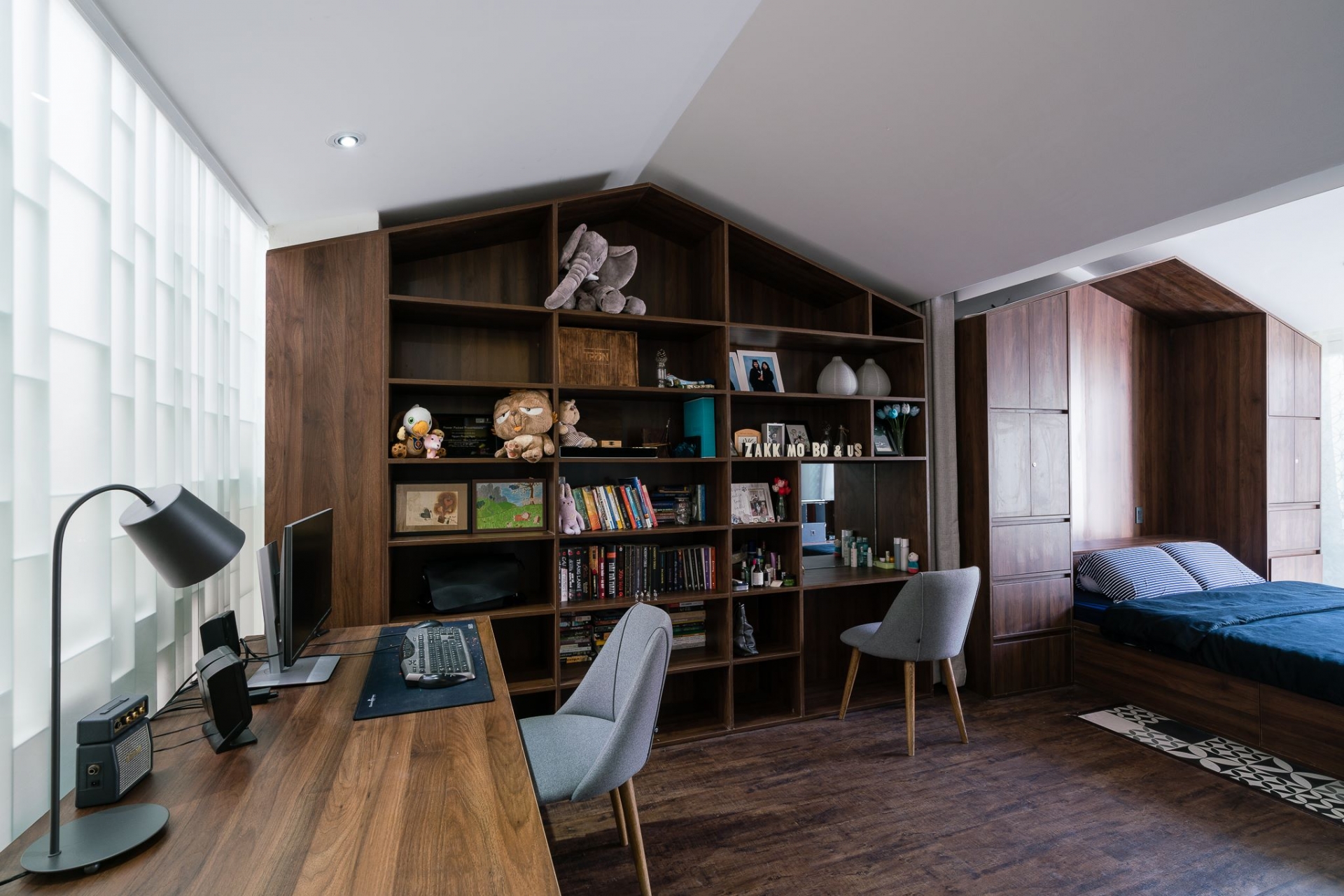 Cặp vợ chồng trẻ cắt nửa hẳn một nửa sàn 2 tầng nhà để nhìn thấy nhau ở mọi lúc, mọi nơi