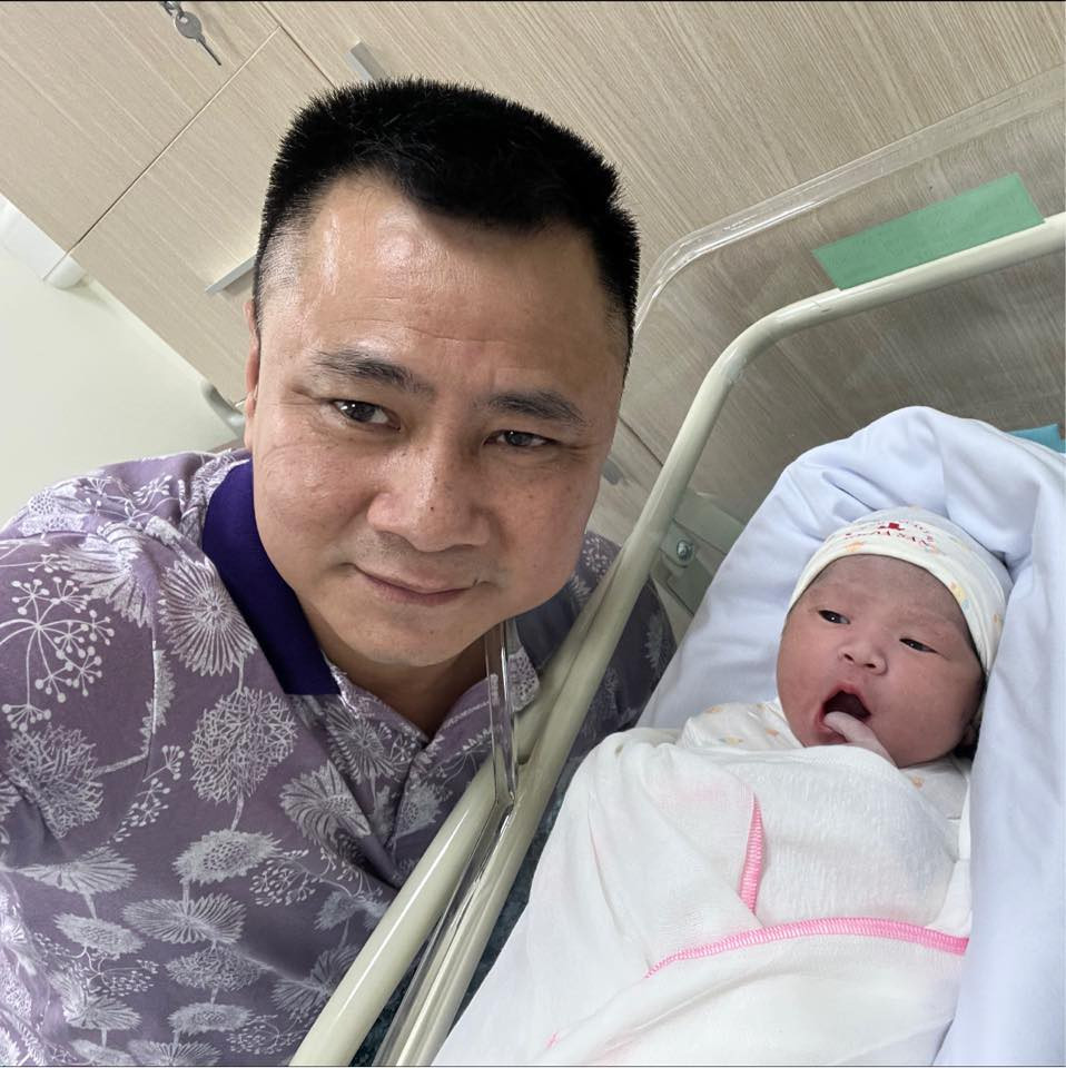 NSND Tự Long chính thức làm bố lần 3 ở tuổi 49,  tổ ấm “đủ nếp đủ tẻ