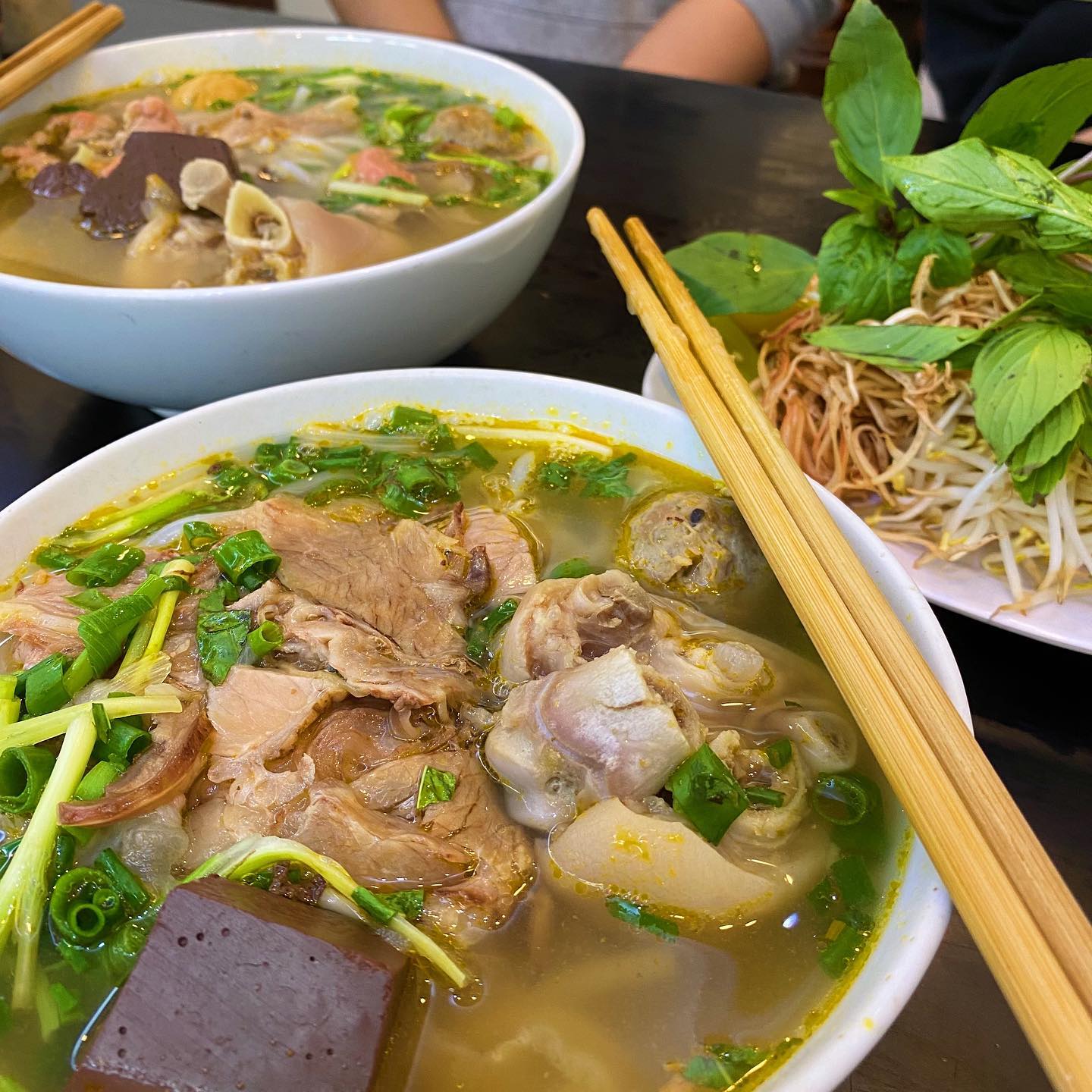Bún bò Huế bán tại Hà Nội và bún bò Huế “chính gốc” khác nhau như thế nào? - Ảnh 1