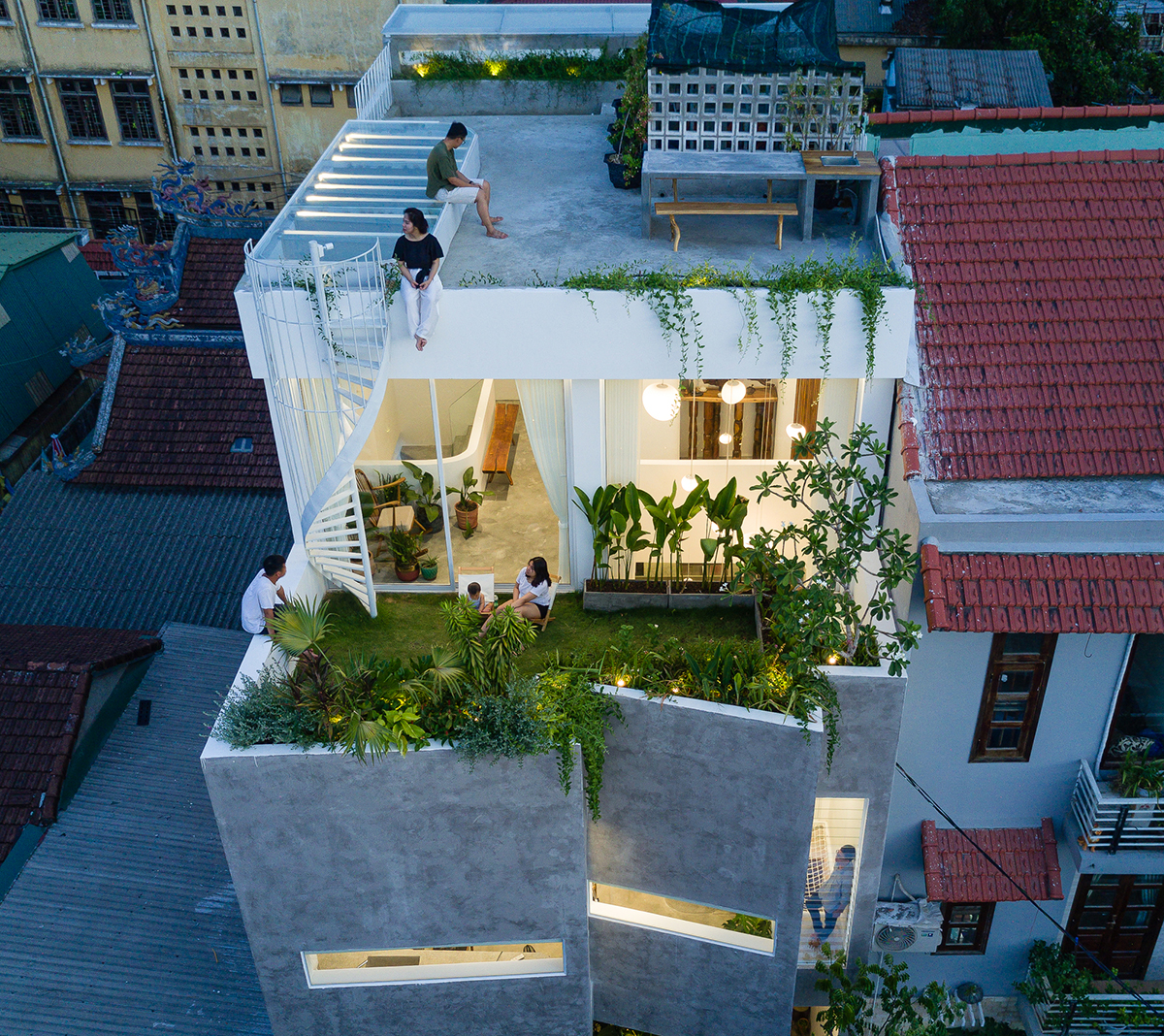 Ngôi nhà lim dim đẹp mơ màng với cây xanh, bóng nắng của cặp vợ chồng trẻ xứ Huế