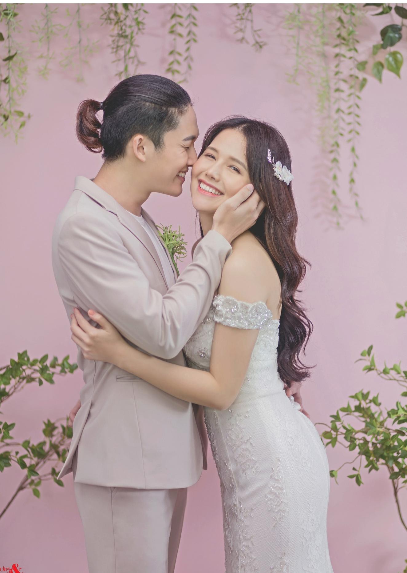 Đình Tú khoe loạt ảnh cưới với các mỹ nhân màn ảnh, không ngại nhắc đến tình cũ Hương Giang - Ảnh 11