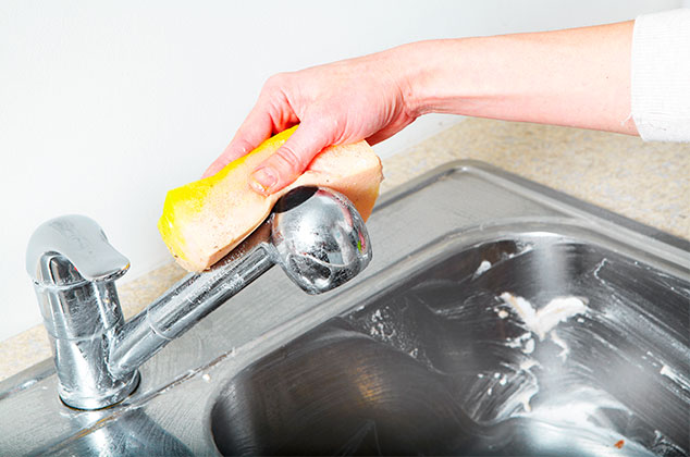 4 mẹo đơn giản đánh bay cặn bẩn bám trên vòi rửa mà không cần hóa chất - Ảnh 1