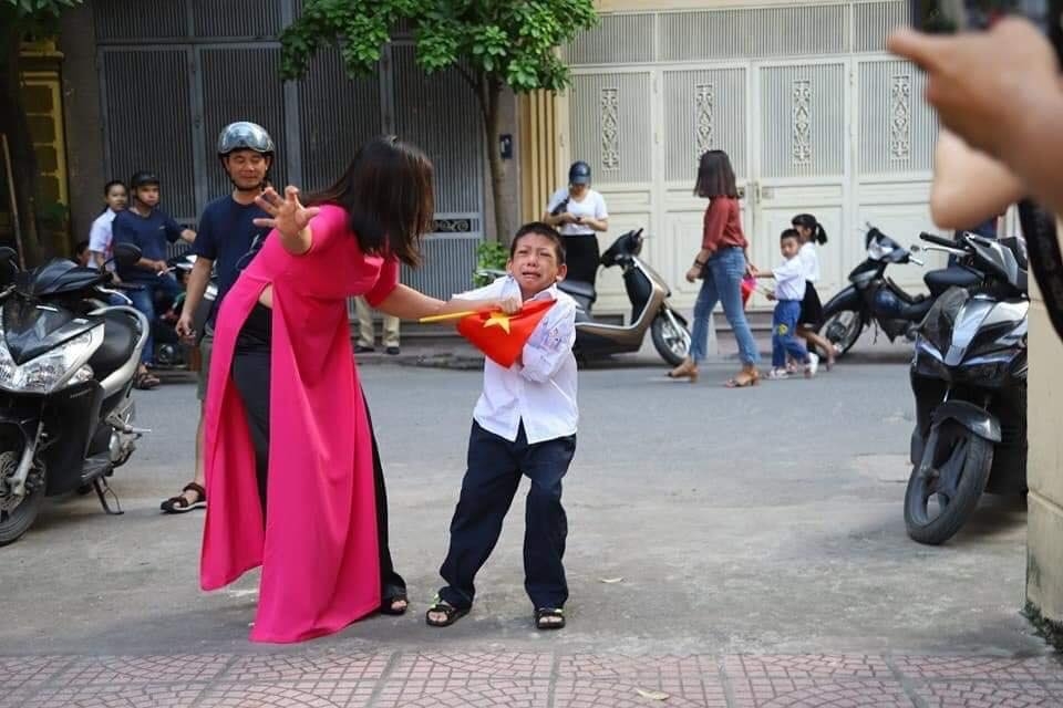 Khai giảng của các bé mẫu giáo: Mếu máo khóc, nhắm mắt bất lực vì lại phải đi học - Ảnh 1