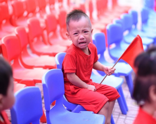 Khai giảng của các bé mẫu giáo: Mếu máo khóc, nhắm mắt bất lực vì lại phải đi học - Ảnh 1