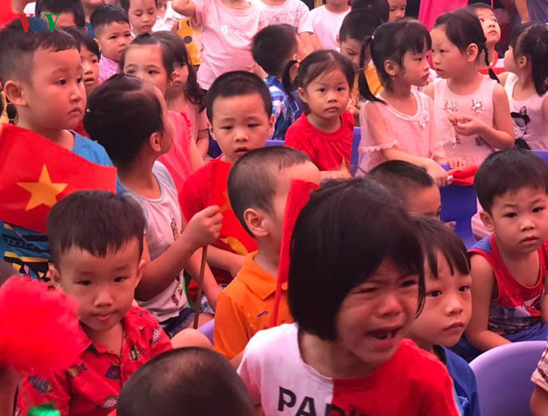 Khai giảng của các bé mẫu giáo: Mếu máo khóc, nhắm mắt bất lực vì lại phải đi học - Ảnh 2